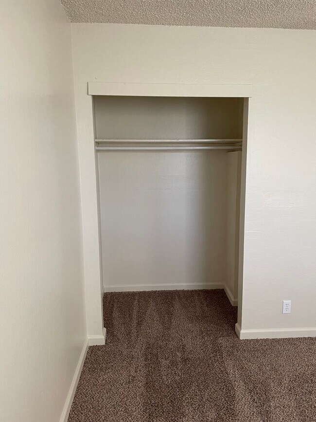 Building Photo - 2 BED/1 BATH - END UNIT WITH CITY VIEW & PET FRIENDLY