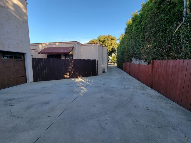 Building Photo - BEAUTIFUL 4BD - 3BA SINGLE STORY HOUSE WITH PRIVATE LAUNDRY AND DETACHED 2 CAR GARAGE