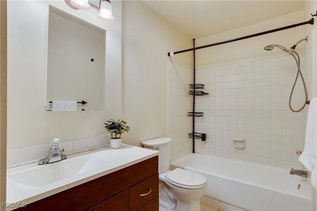 Building Photo - Cozy Condo at South Pointe Villas