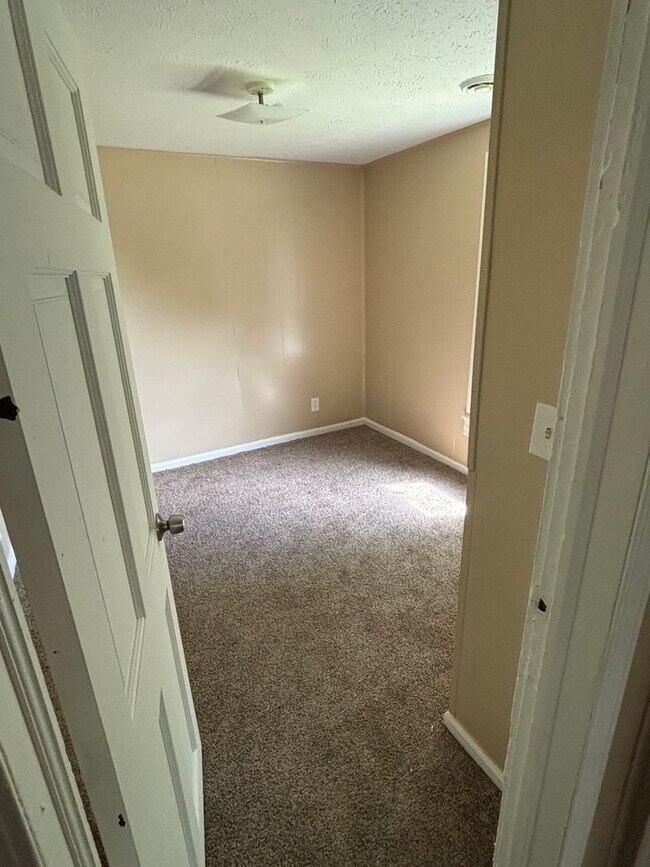 Building Photo - section 8 welcome, 4 bedroom, 1 bathroom s...