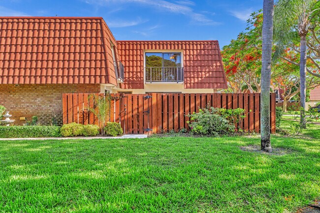 Building Photo - 3113 San Fernando Dr