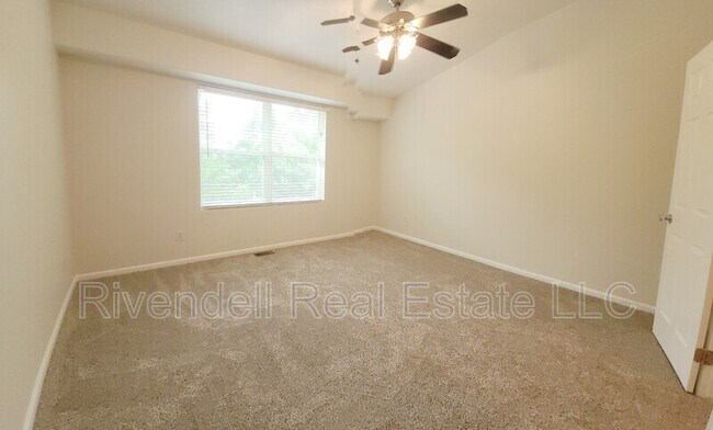 Building Photo - 2044 Oakcrest Cir