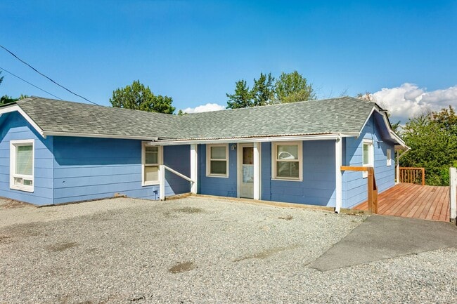 Building Photo - 2BR Upstairs Unit with Mountain Views & Private Yard – Tacoma Living at Its Best