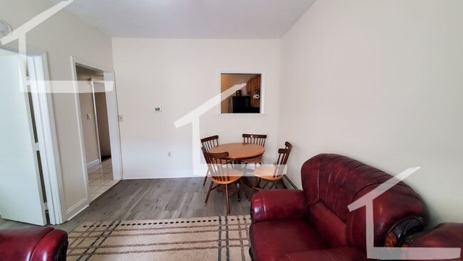 Building Photo - Conveniently located, beautifully maintained Apt with modern appliances.  A/C.  Near Public Trans...