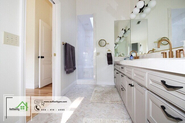 Building Photo - 3350 Mountain Oak Dr