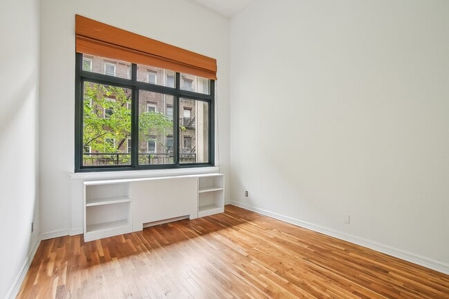 Building Photo - 205 10th St