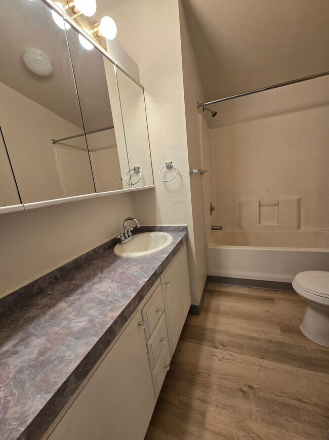 Building Photo - Pet Friendly 3bed : 2bath home w/ Garage