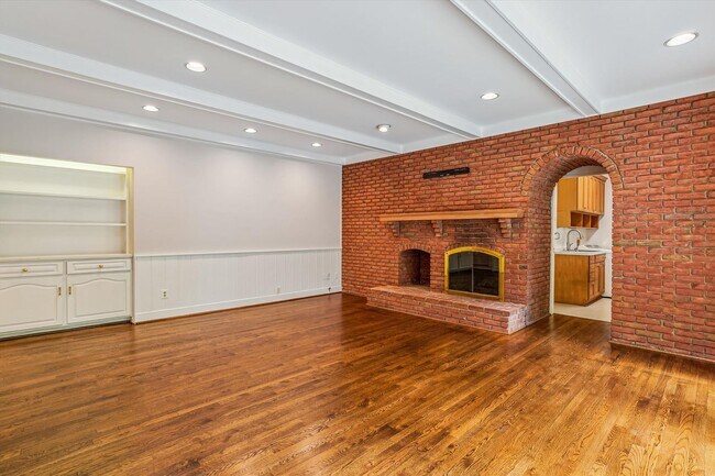 Building Photo - Magnificent 5 Bedroom, 4.5 Bathroom Bethes...