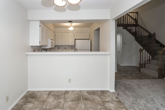 Building Photo - Lovely South Tulsa location close to shopping and restaurants