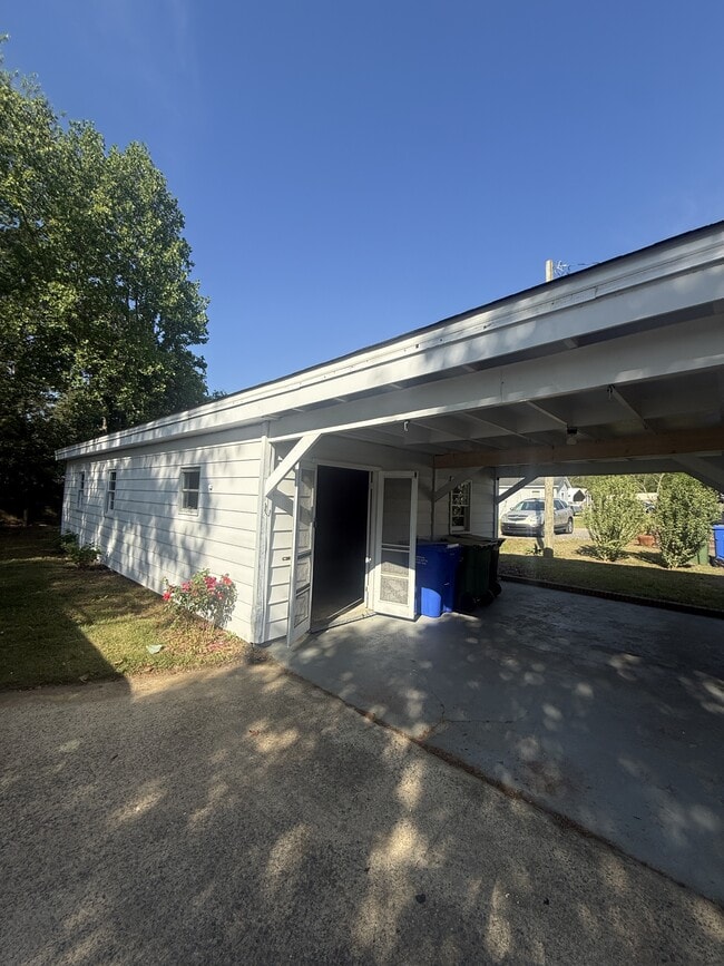 Building Photo - 303 W Parrish Dr