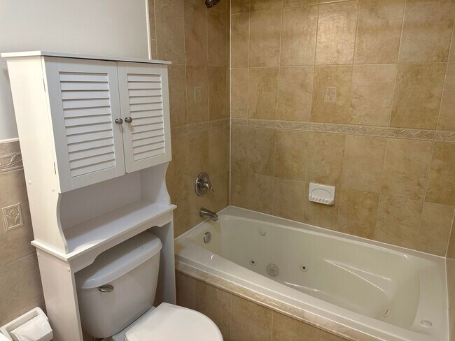 Building Photo - 2024 Grand Ave