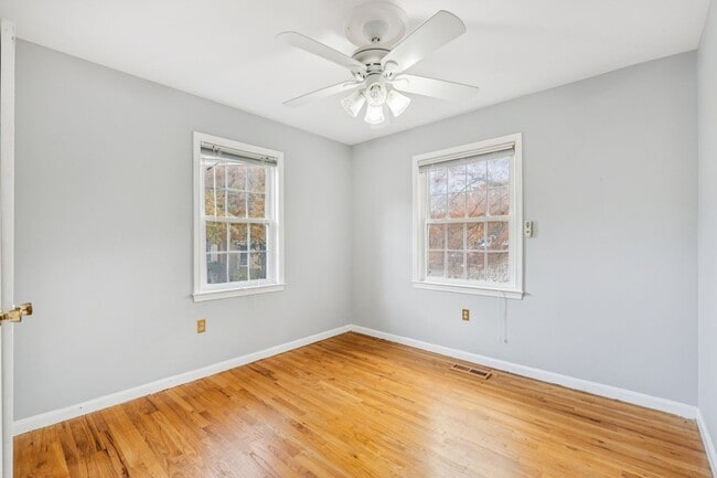 Building Photo - Beautifully maintained townhome on a quiet cul-de-sac in Springfield!