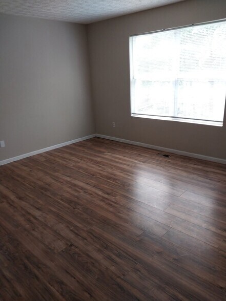 Building Photo - 493 Wellsleyglen Dr