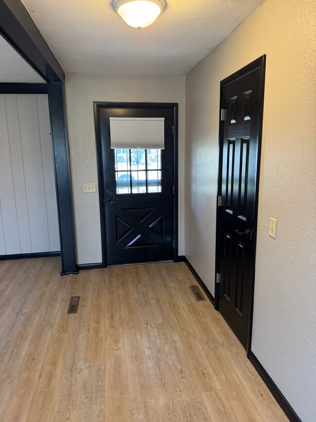 Building Photo - 1003 Sunset Dr