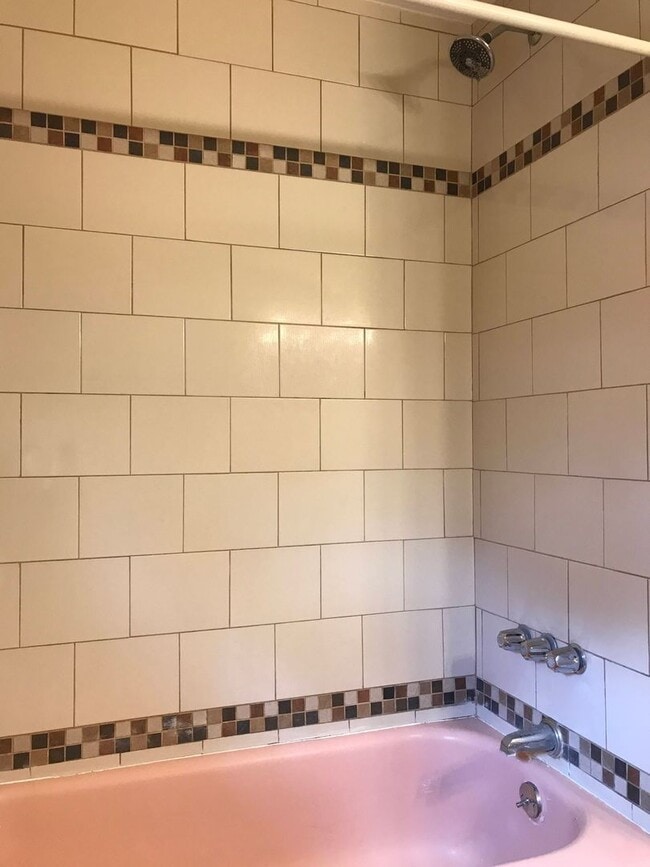 Building Photo - Charming Springfield home off South Campbell