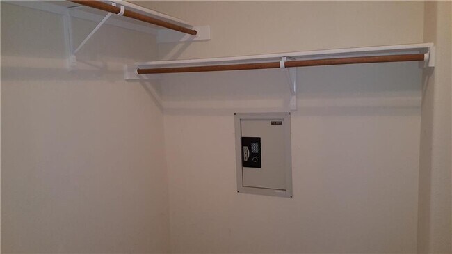 Building Photo - 2100 Pipers Field Dr