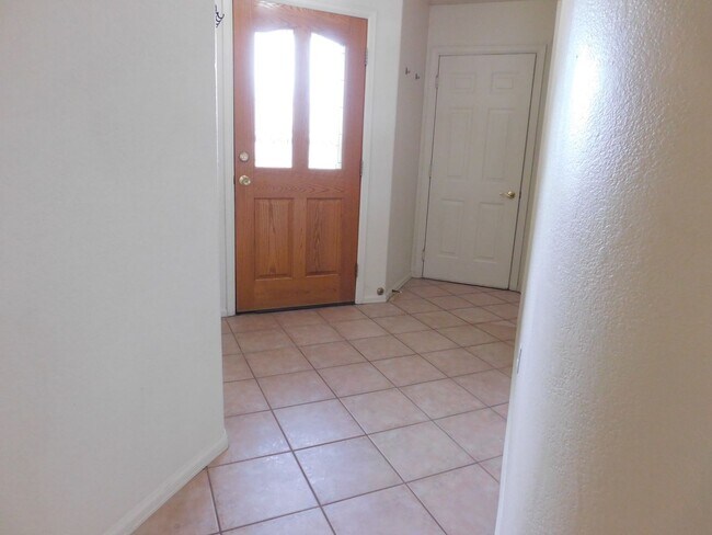 Building Photo - Spacious in Shadowbrook Sub-division