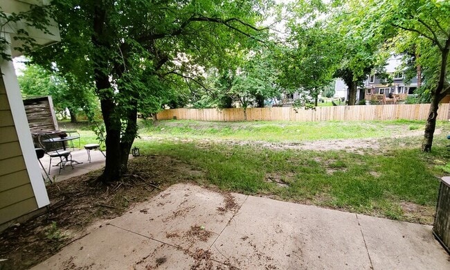 Building Photo - 422 N 18th Ave