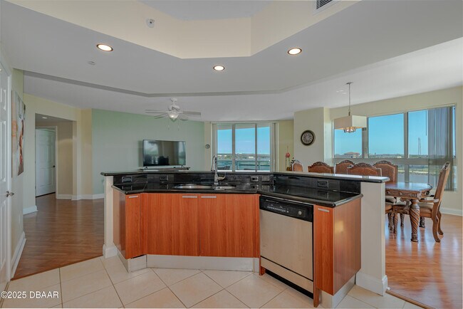 Building Photo - 231 Riverside Dr