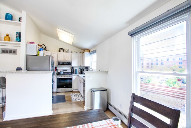 Building Photo - 32 Pine St