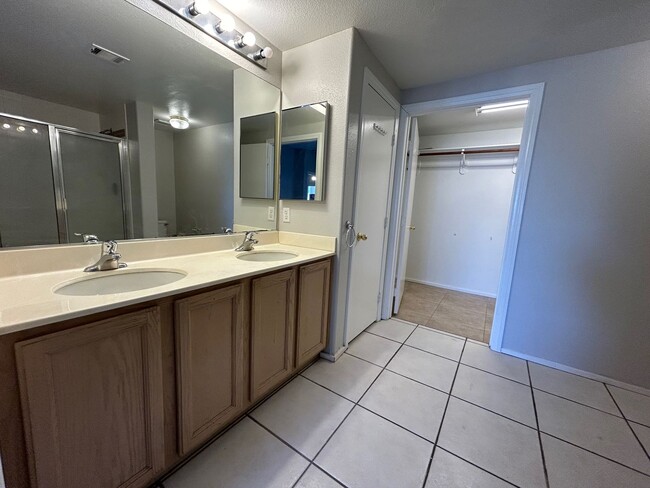 Building Photo - BEAUTIFULLY MAINTAINED 2 BEDROOM, 2 BATH C...