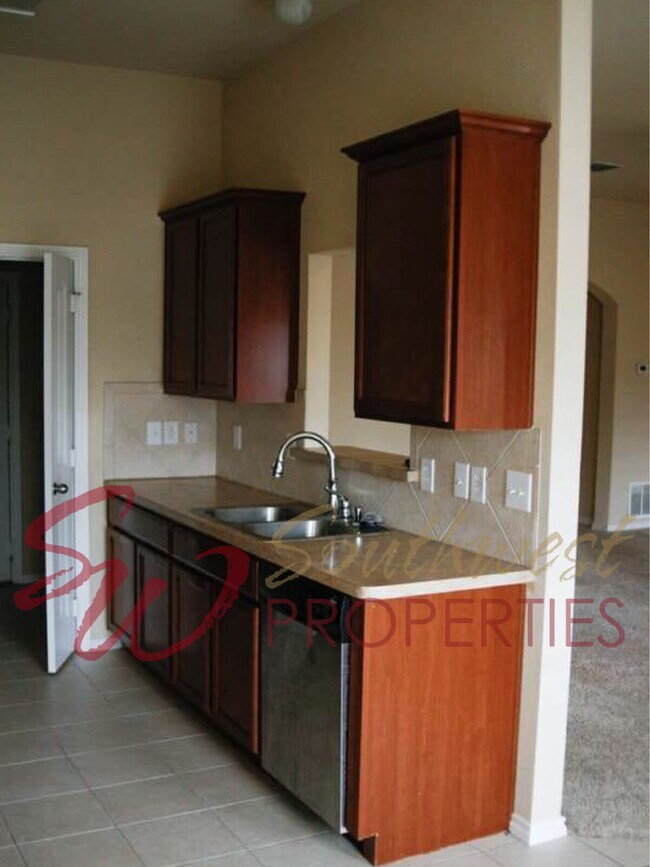 Building Photo - Spacious home in excellent area