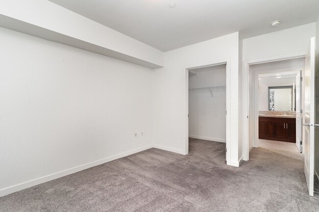 Building Photo - Spacious 1 Bedroom + Den in Canal Station ...