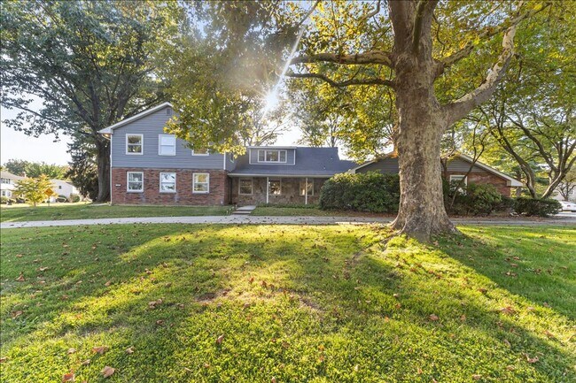 Primary Photo - Magnificent 6 bedroom house in desirable H...