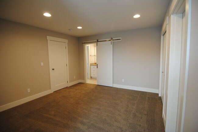 Building Photo - 1708/1710 Danny Boy Ln. Duplex