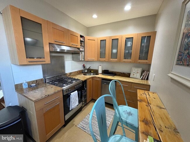 Building Photo - 725 Kater St