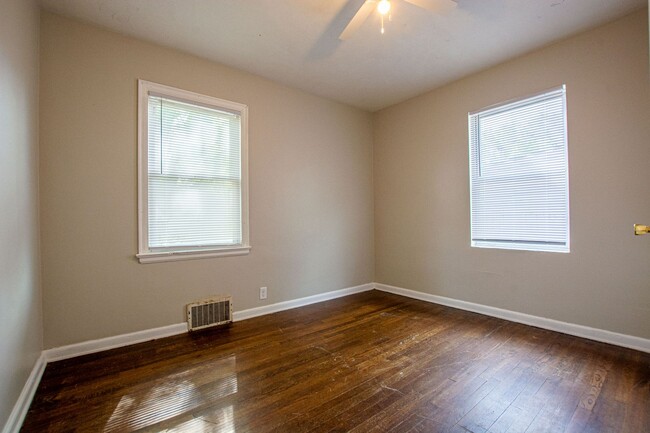 Building Photo - 3 Bedroom / 1 Bath Home with Fenced Backyard!