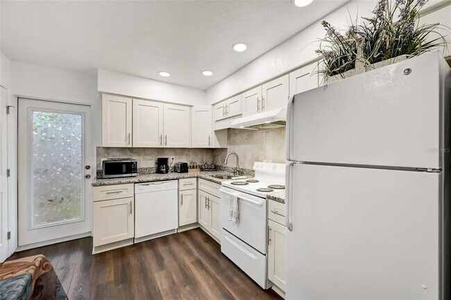 Building Photo - 618 S Osprey Ave