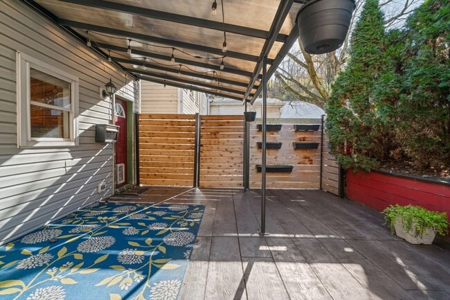 Building Photo - Charming 3 Bedroom/4 Bathroom Detached Home Located In The South Side Flats.  Available Immediately.