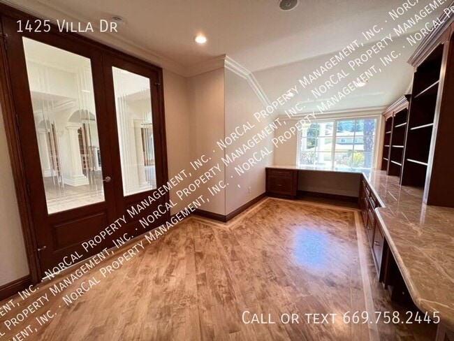 Building Photo - 1425 Villa Dr