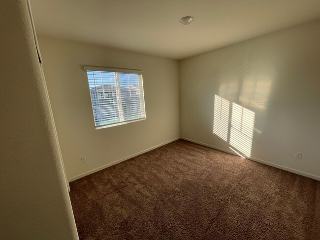 Building Photo - Beautiful 4 bed 2.5 bath in Sacramento!