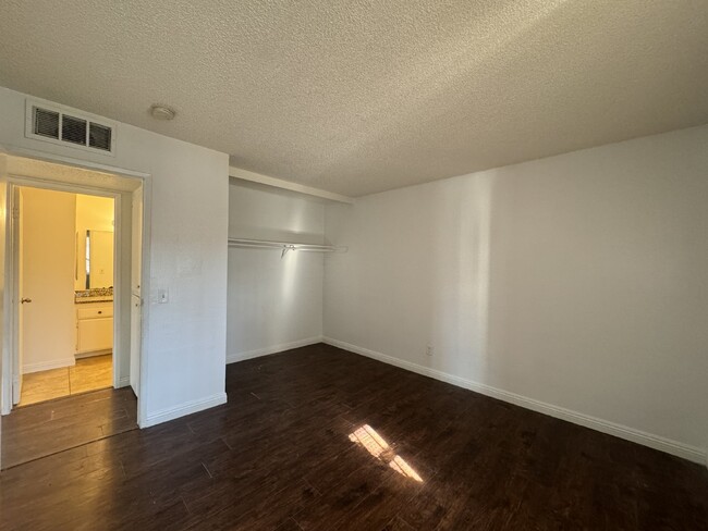 Building Photo - Spacious 3-Bed, 1-Bath Condo with Granite ...