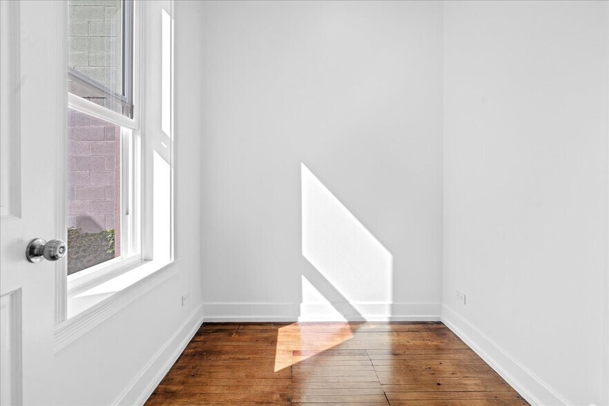 Building Photo - 1904 S Loomis St