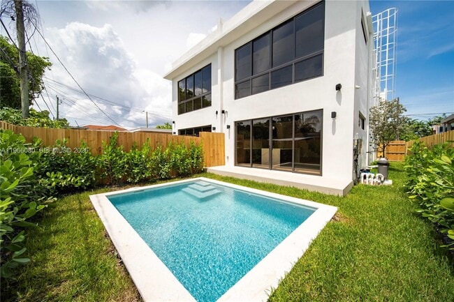 Building Photo - 2710 SW 34th Ave