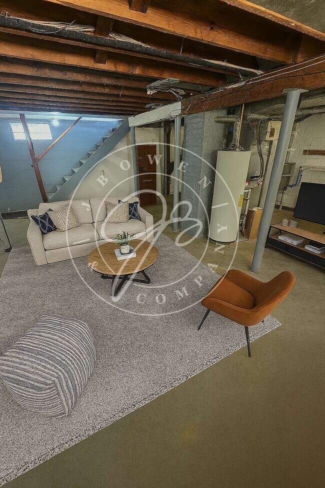 Building Photo - Move-In Ready! Spacious 4–5 Bedroom Home w...