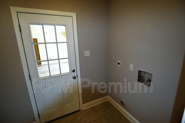 Building Photo - 2530 Chantulane Ave