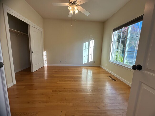 Building Photo - 841 Lawrence Dr