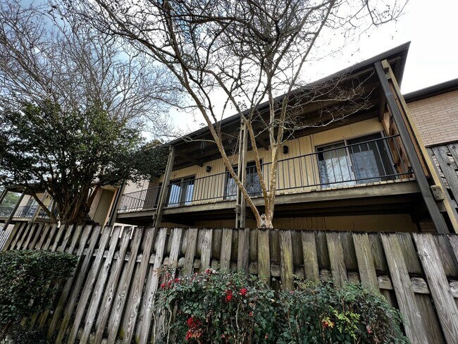 Building Photo - 1008 S College Rd