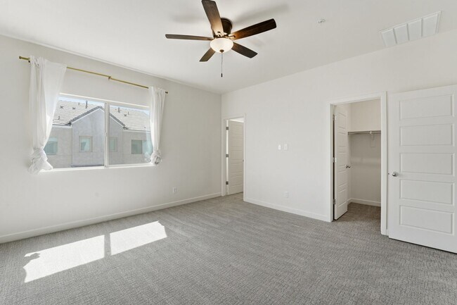 Building Photo - Stylish 2-bedroom, 2.5 bathroom townhouse in a desirable Phoenix location!
