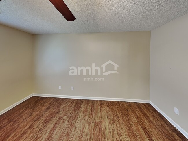 Building Photo - 1127 Hidden Cove Cir S