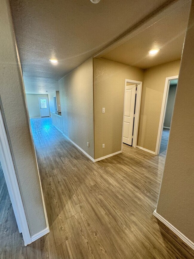 Building Photo - Move-In Ready Modern Home with Open Layout...