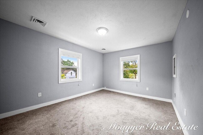 Building Photo - 921 4th St NW