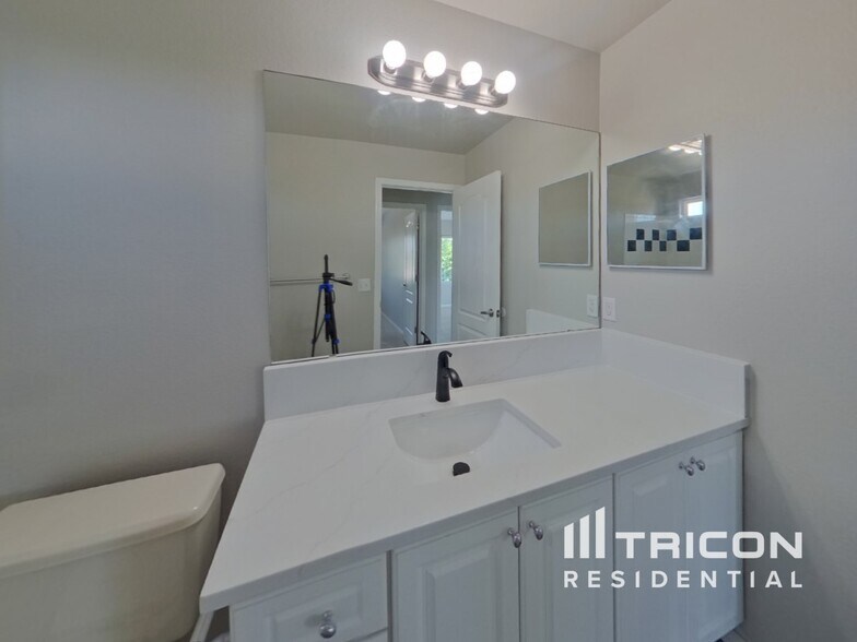 Building Photo - 6659 Silverwind Cir