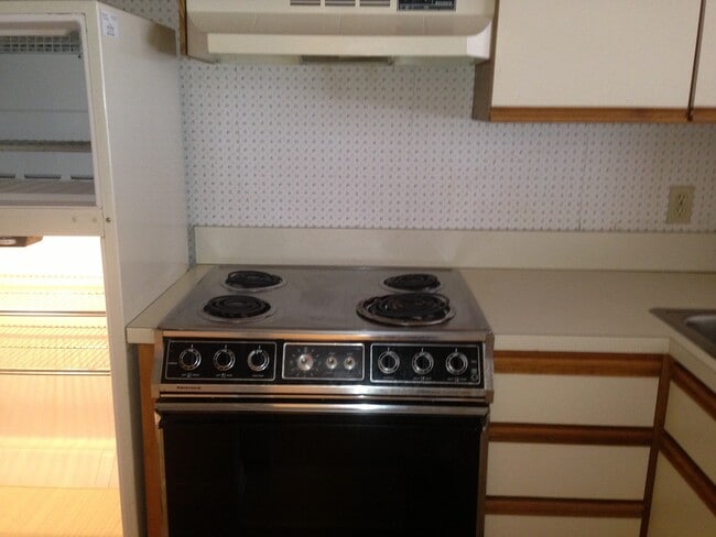 Building Photo - 1600 Park Cir