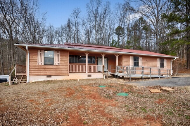 Building Photo - Spacious & Charming in Scottsboro!