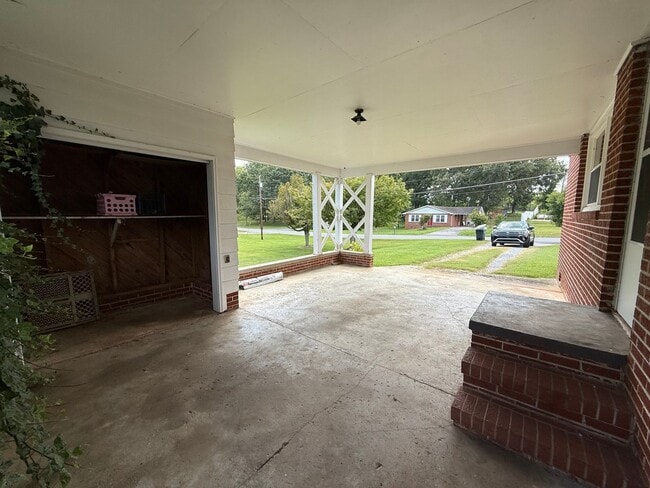 Building Photo - 3 Bedroom / 1.5 Bath Brick Home Kingsport TN